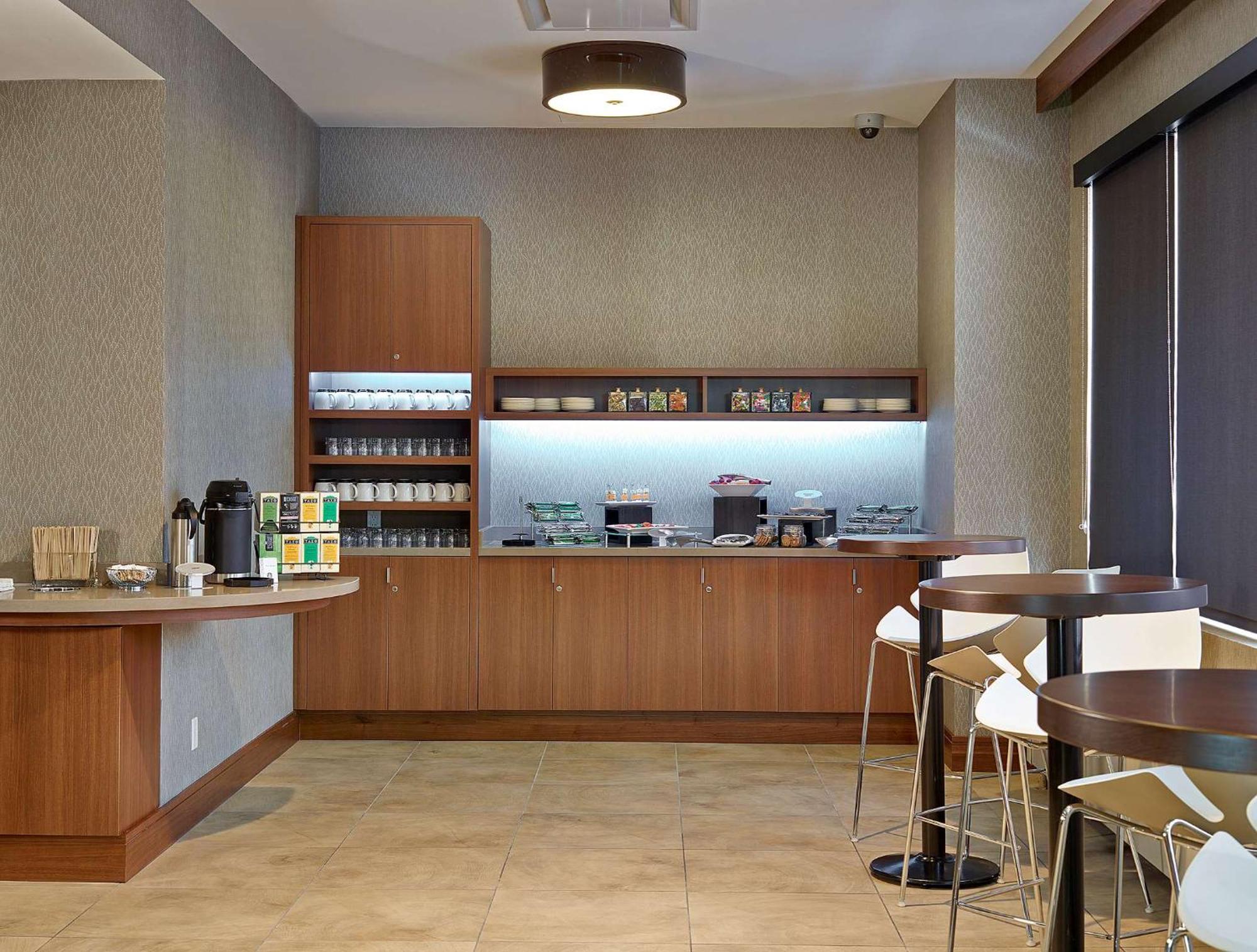 Doubletree By Hilton Hotel & Conference Centre Regina Exterior photo